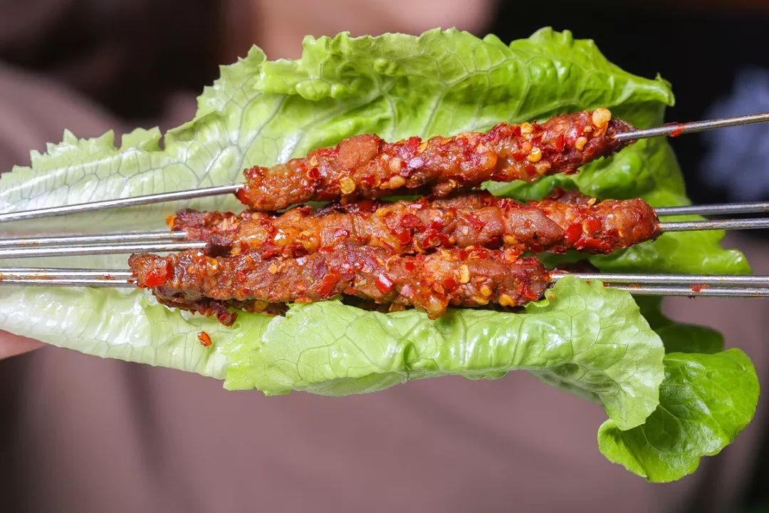 在加烤羊肉串